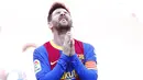 Striker Barcelona, Lionel Messi, tampak kecewa usai gagal menaklukkan Atletico Madrid pada laga Liga Spanyol di Stadion Camp Nou, Sabtu (8/5/2021). Kedua tim bermain imbang 0-0. (AP Photo/Joan Monfort)