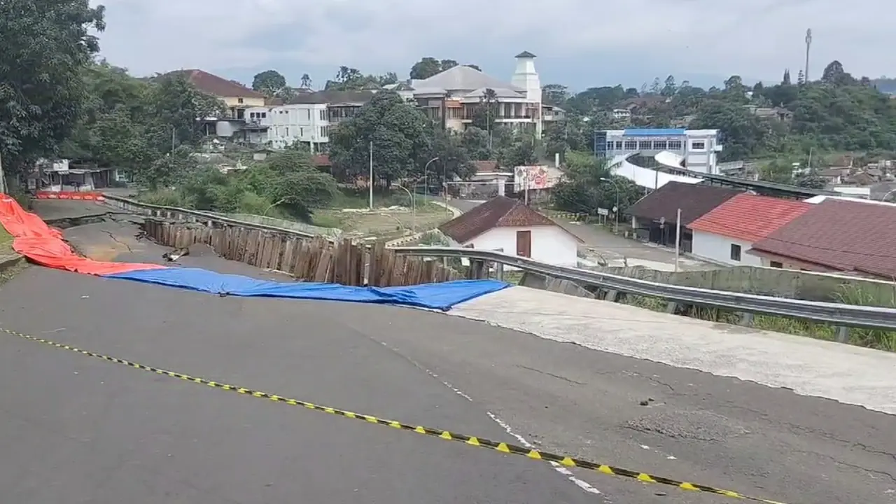 Jalan ambles di kawasan Batutulis, Kota Bogor, Rabu (5/3/2025).
