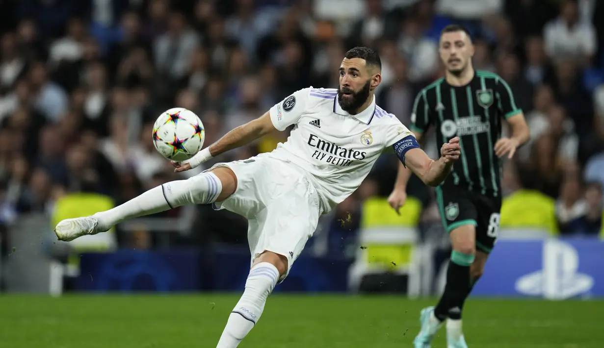 Penyerang Real Madrid, Karim Benzema menendang bola saat bertanding melawan Celtic pada pertandingan lanjutan Grup F Liga Champions di stadion Santiago Bernabeu di Madrid, Spanyol, Kamis (3/11/2022). Hasil ini memastikan Madrid lolos ke babak 16 besar Liga Champions dengan status juara Grup F. E
(AP Photo/Manu Fernandez)