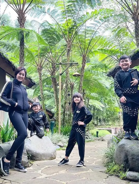 <p>Setelah menjadi orang tua tunggal, Dhena juga siap melalukan apapun demi anak-anak. Hidup bahagia bersama anak. "Karena buatku bahagia ku bersama dengan Triple Z, i will do anything for them and also i deserved to be happy too," lanjut Dhena. [Instagram/dhenaaldhaliadevanka]</p>