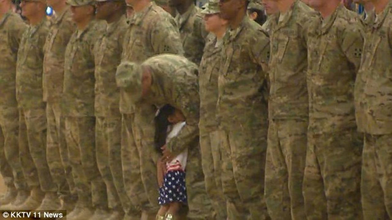 Momen Mengharukan Bocah Sambut Tentara Pulang Tugas
