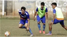 Gavin Kwan Adsit, bek Persipasi Bandung Raya terlihat mengikuti latihan perdana Persib Bandung yang dilakukan di lapangan Seskoad, Jalan Gatot Subroto, Bandung, Rabu (9/12/2015).