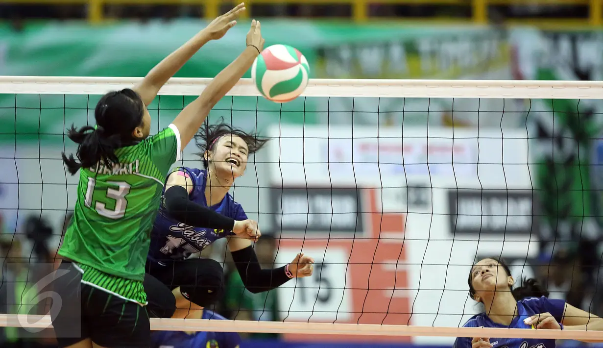 Pevoli Jawa Barat, Wilda Siti Nurfadilah (kedua kiri) melakukan smes pada laga final PON XIX melawan Jawa Timur di Gelora Sabilulungan Kab Bandung, Rabu (28/9). Jawa Barat unggul tiga set 25-16, 25-17, 25-21. (Liputan6.com/Helmi Fithriansyah)