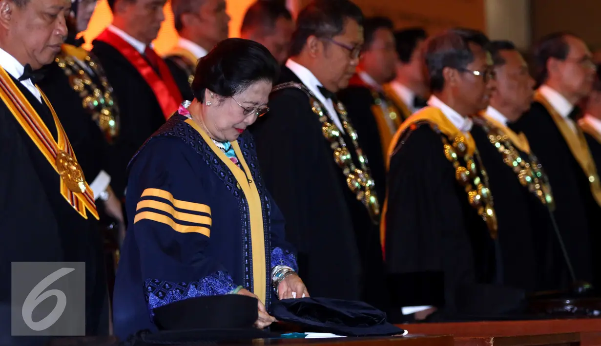 Presiden RI ke-5, Megawati Soekarnoputri saat mengikuti prosesi penganugerahan gelar Doktor Honoris Causa bidang politik dan pemerintah di Auditorium UNPAD, Bandung, Rabu (25/5). (Liputan6.com/Gempur M Surya)