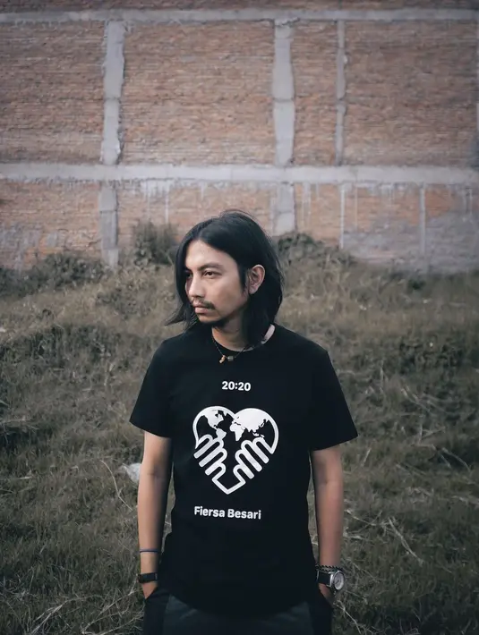 "Nama yang diberikan oleh orang tua, memiliki maksud baik, meski maksud tersebut tidak dipahami orang lain. Terima kasih atas segala saran, harapan, juga guyonannya," lanjutnya. (Instagram/fiersabesari)