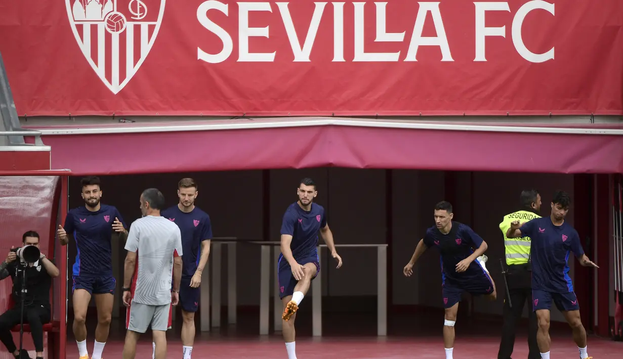 <p>Para pemain Sevilla melakukan pemanasan saat mengikuti sesi latihan tim di stadion Ramon Sanchez Pizjuan di Seville pada 17 Mei 2023. (AFP/Cristina Quicler)</p>