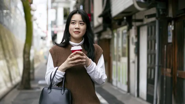 wanita juli watak penyendiri