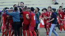 Para pemain UPI menggendong pelatih usai menjuarai Torabika Campus Cup 2017 di Gor Jati Padjajaran, Jatinangor, Kamis (28/9/2017). UPI menang adu penalti atas Unigal. (Bola.com/M Iqbal Ichsan)