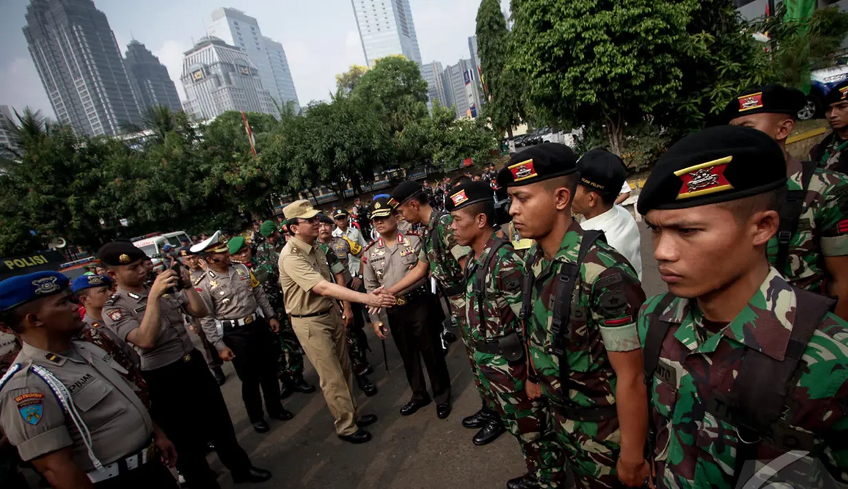 Ahok menyalami prajurit yang ikut dalam apel kesiapan pengamanan pelantikan Presiden, Jakarta, Kamis (16/10/2014) (Liputan6.com/Faizal Fanani)