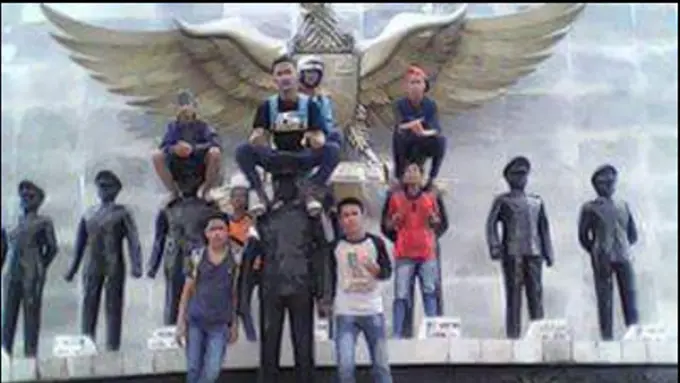 ABG Berpose di Atas Monumen Pancasila Sakti, Netizen Murka
