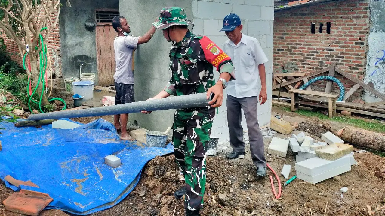 Pembuatan jamban komunal dilakukan aparat TNI di Desa Kertajaya, Pebayuran, Kabupaten Bekasi