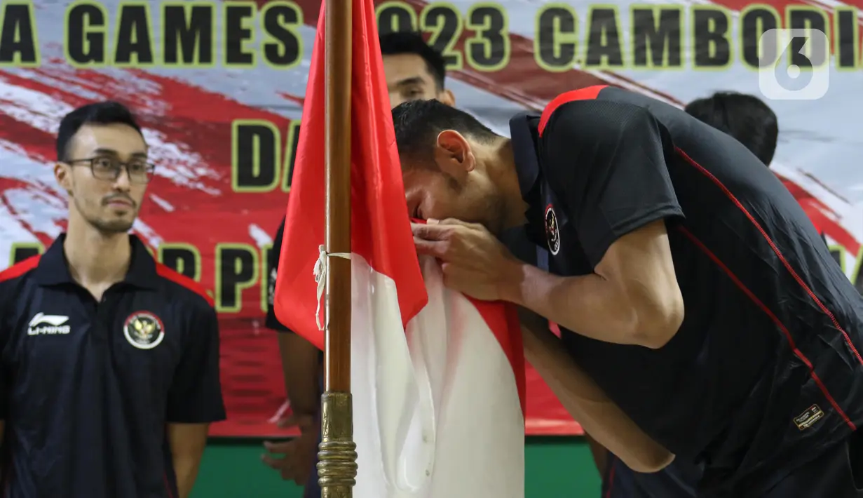 Acara pelepasan ini diikuti dengan semua pemain baik putra dan putri disertai seremoni mencium bendera merah putih. (Liputan6.com/Helmi Fithriansyah)
