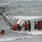 Petugas Evakuasi benda mengapung di Peraian Pantai Baron yang di duga EWS ( Early Warning System)