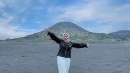 Bromo menjadi tempat liburan yang menarik bagi Woro Widowati. Keindahan Bromo ini membuat Woro terlihat sumringah menikmati waktu liburannya. Tak heran, foto ini bahkan disebut netizen memancarkan aura positif efek bahagianya Woro saat lepas penat. (Liputan6.com/IG/@worow0ro)