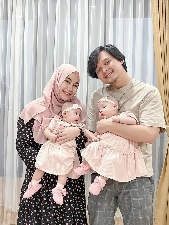 Jadi Orang Tua, Ini 7 Seleb Lebaran Bersama Buah Hati Untuk Pertama Kalinya