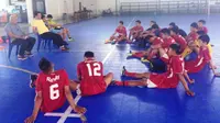 Pelatih tim futsal PON Sumbar, Syafrianto Rusli, menyampaikan wejangan kepada para pemain, setelah menyatakan mundur dari Tim PON Sumbar, Rabu (25/5/2016) di Rafhely Futsal, By Pass Padang. (Bola.com/Arya Sikumbang)