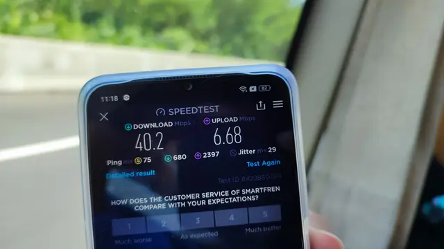 Pengujian jaringan Smartfren di jalur tol dari Cirebon menuju Semarang (Liputan6.com/Giovani Dio Prasasti)