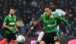 Pemain Sassuolo, Jay Idzes (depan) berebut bola dengan pemain Inter Milan, Marcus Thuram dalam laga lanjutan Liga Italia 2025/2026 di Mapei Stadium, Minggu (08/02/2026) waktu setempat. (AFP/Piero Cruciatti)