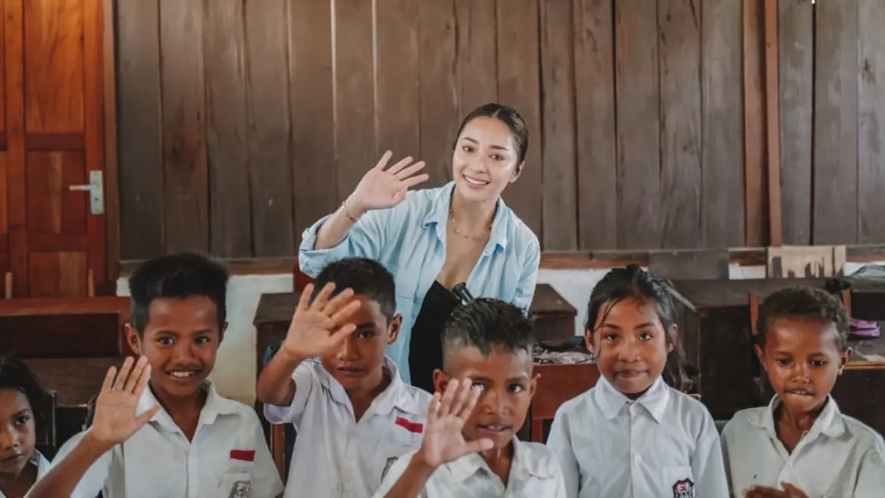 Bagikan Makan Siang, Ini 7 Momen Nikita Willy Kunjungi SD di Sumba