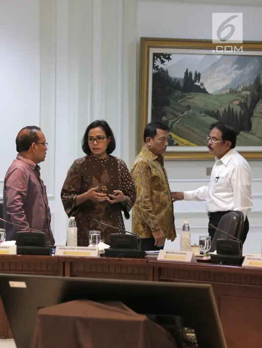 Sejumlah menteri Kabinet Kerja berbincang saat menghadiri Rapat Terbatas Evaluasi Proyek Strategis Nasional, Jakarta, Senin (16/4). Jokowi juga meminta proyek strategis yang dimulai pada 2017 untuk segera diselesaikan. (Liputan6.com/Angga Yuniar)