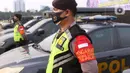 Petugas kepolisian saat melakukan apel pasukan pengamanan di Monas, Jakarta, Senin (19/7/2021). Pengamanan tersebut dilakukan untuk menjaga Hari Raya Idul Adha 1442 Hijriah dimasa pandemi Covid-19 saat PPKM Darurat. (Liputan6.com/Angga Yuniar)