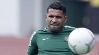 Striker Indonesia, Alberto Goncalves, melakukan sesi latihan di Stadion Wibawa Mukti, Jawa Barat, Jumat (02/11/2018). Latihan tersebut dalam rangka persiapan jelang laga Piala AFF 2018.  (Bola.com/M Iqbal Ichsan)
