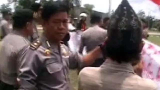 Pertanyakan Proses Hukum Kapolsek Cabul, Demo Warga Ricuh