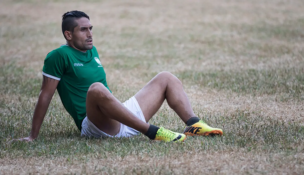 Pemain asing Persipasi Bandung Raya (PBR), Gaston Castano beristirahat saat jeda latihan jelang Piala Presiden 2015 di Stadion Lebak Bulus, Jakarta, Minggu (23/8/2015). (Bola.com/Vitalis Yogi Trisna)