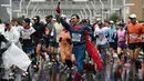 Seorang peserta mengenakan kostum Superman saat mengikuti ajang Tokyo Marathon 2019 di Jepang, Minggu (3/3). Ajang marathon terbesar ini diikuti ribuan peserta dari mancanegara. (AFP Photo/Kazuhiro Nogi)