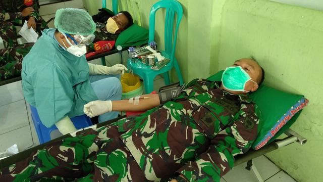 Donor darah yang dilakukan Kodim 1417 Kendari, Senin (6/4/2020).(Liputan6.com/Ahmad Akbar Fua)