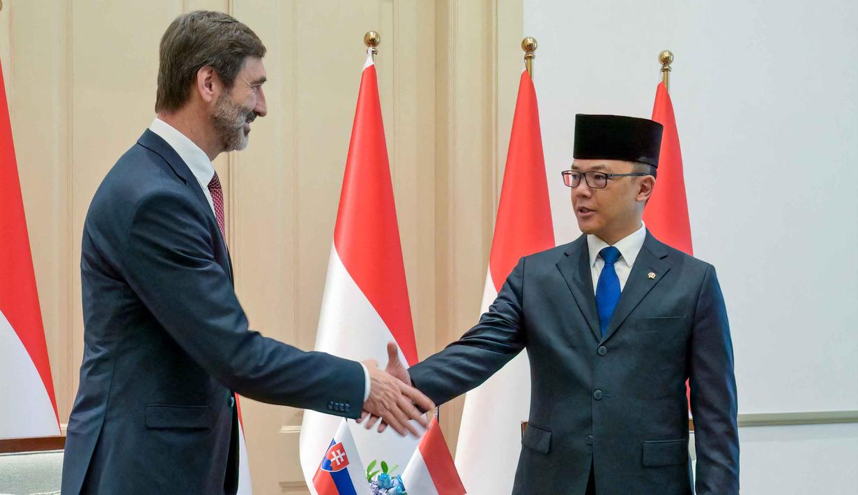 Menteri Luar Negeri Indonesia, Sugiono (kiri) berjabat tangan dengan Menteri Luar Negeri dan Urusan Eropa Republik Slovakia, Juraj Blanar, saat pertemuan mereka di Gedung Pancasila, Kementerian Luar Negeri, Jakarta, Selasa (3/2/2026). Menteri Luar Negeri Indonesia, Sugiono menerima kedatangan Menteri Luar Negeri Slovakia, Juraj Blanar, di Gedung Pancasila, Kementerian Luar Negeri, Jakarta. (BAY ISMOYO/AFP)