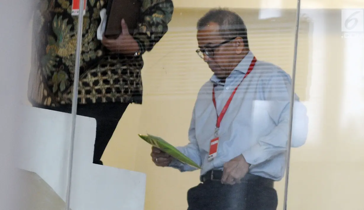 Mantan Dirut PT Garuda Indonesia Emirsyah Satar (kanan) bersiap menjalani pemeriksaan di Gedung KPK, Rabu (7/8/2019). Emirsyah diperiksa sebagai tersangka kasus dugaan suap pengadaan pesawat dan mesin pesawat dari Airbus SAS dan Rolls Royce PLC pada PT Garuda Indonesia. (merdeka.com/Dwi Narwoko)