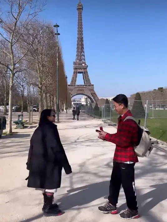 Tepat dihari ulang tahunnya, Wika Salim dilamar Max Adam di depan menara Eiffel. [@wikasalim/@maxadamkamil].