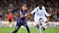 Gelandang Real Madrid, Eduardo Camavinga (kanan) menguasai bola di depan striker Bracelona, Raphinha pada laga leg kedua semifinal Copa del Rey 2022/2023 di Camp Nou Stadium, Barcelona (5/4/2023). Eduardo Camavinga baru memasuki musim kedua bersama Real Madrid sejak didatangkan pada awal musim 2021/2022. Hingga kini ia telah tampil dalam 90 laga di semua ajang bareng Los Blancos dengan torehan 2 gol dan 3 assist. (AFP/Pau Barrena)