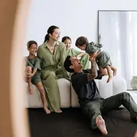 Keluarga kecil Jennifer dan Irfan Bachdim memang dikenal selalu harmonis dan kompak, terutama soal gaya busana.(Instagram/jenniferbachdim).