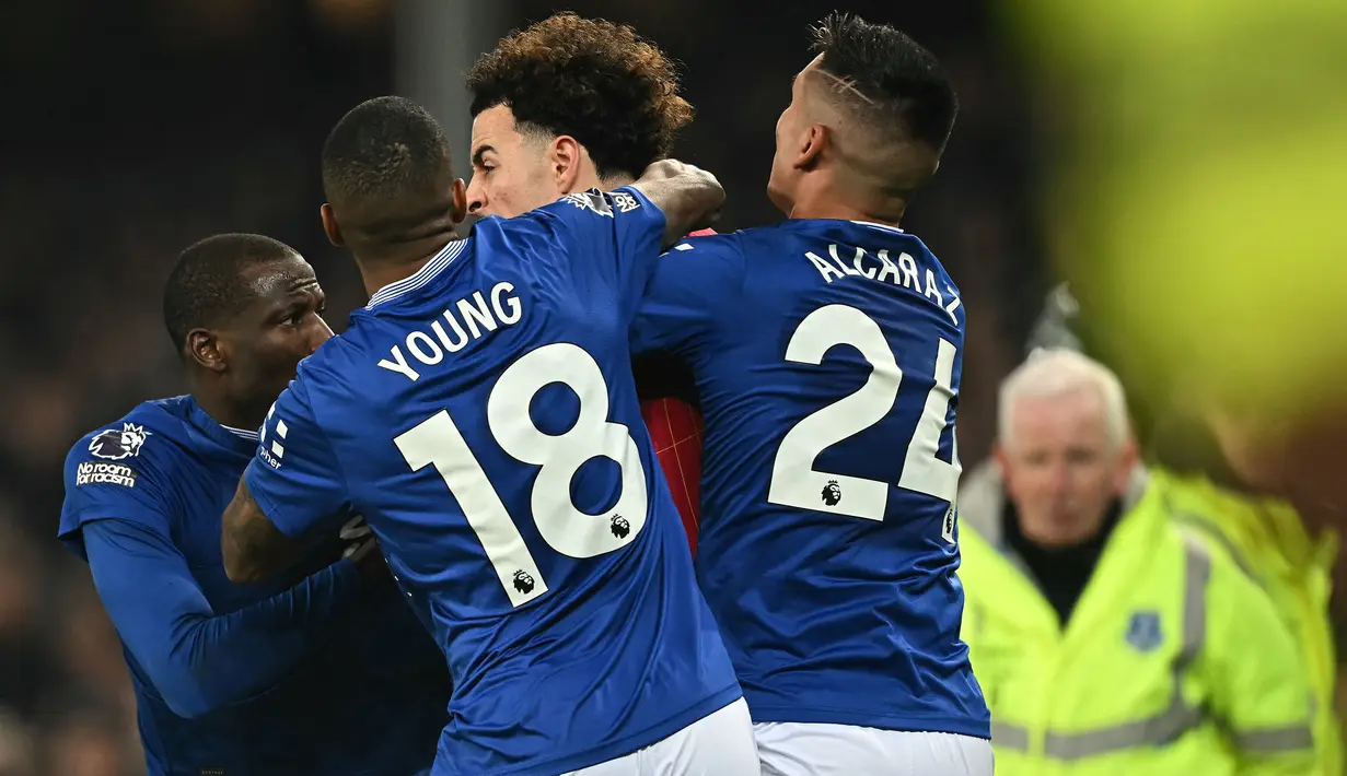 Sejumlah pemain berusaha memisahkan perkelahian antara Pemain Liverpool, Curtis Jones dengan pemain Everton, Abdoulaye Doucoure setelah laga lanjutan Liga Inggris 2024/2025 di Goodison Park, Liverpool, Inggris, Rabu (13/02/2025) WIB. (AFP/Paul Ellis)