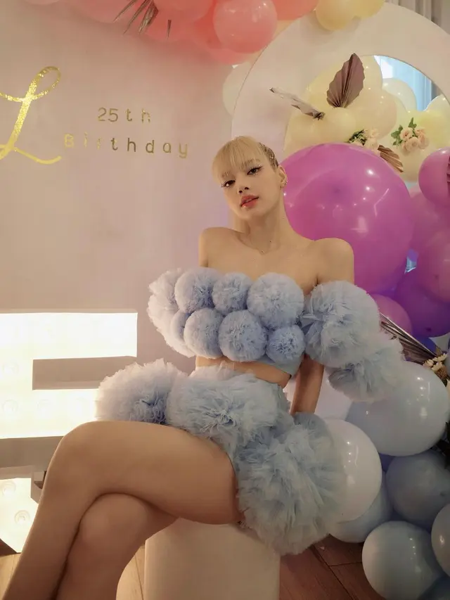 Lisa Blackpink Ulang Tahun ke-25, Kenakan Gaun Biru Berdetail Mirip Pompom