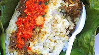 Meski kerap disajikan pada hari-hari biasa, nasi bakar ini tetap diburu sebagai santapan untuk berbuka puasa. (Eka Hakim/Liputan6.com)