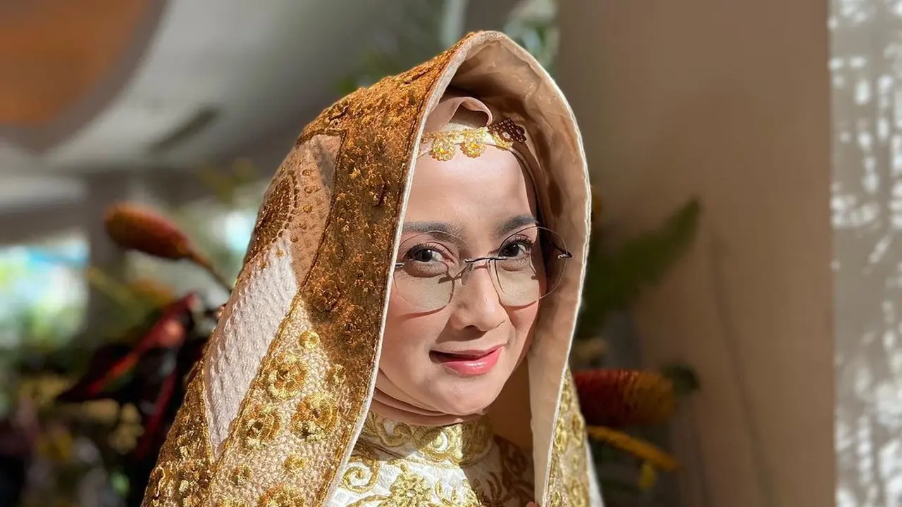 Desy Ratnasari kenakan baju Minang (Instagram/desyratnasariterdepan)