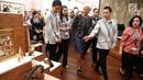 Managing Director IMF Christine Lagarde melihat berbagai keseniaan yang dipamerkan saat berkunjung ke Paviliun Indonesia di arena pertemuan IMF-Bank Dunia, Bali, Rabu (10/10). (Liputan6.com/Angga Yuniar)