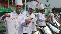 Para koki memasak roti menggunakan tabung logam dan kaca yang dipanaskan oleh cermin melengkung untuk menangkap sinar matahari di Dezhou, Shandong Timur, Cina, 2 Agustus 2018. Koki memasak dengan kompor tenaga surya. (AP Foto/Fu Ting)