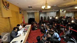 Suasana konferensi pers terkait penangkapan Ketua DPD RI Irman Gusman bersama Direktur Utama CV SW, berinisial XSS dan istrinya yang berinisial MMI di Gedung KPK, Jakarta, Sabtu (17/9). (Liputan6.com/Johan Tallo)