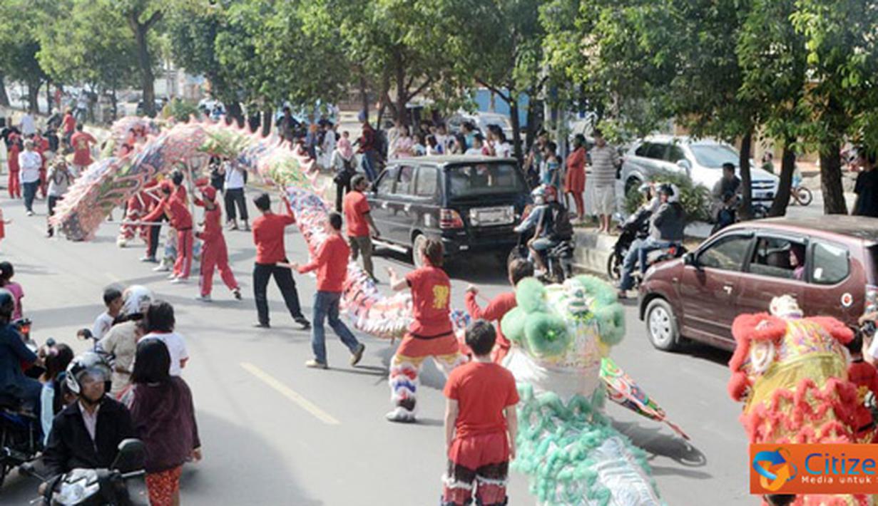 Citizen6, Makassar: Sejumlah umat Budha melakukan atraksi barongsai saat mengarak patung Budha di Makassar, Sulawesi Selatan.