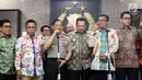 Kapolri Jenderal Polisi Tito Karnavian bersama Ketua Pansus Hak Angket KPK Agun Gunandjar Sudarsa dan Panitia Khusus Hak Angket KPK menggelar jumpa pers seusai rapat konsultasi di Gedung Mabes Polri, Jakarta, Rabu (12/7). (Liputan6.com/Immanuel Antonius)