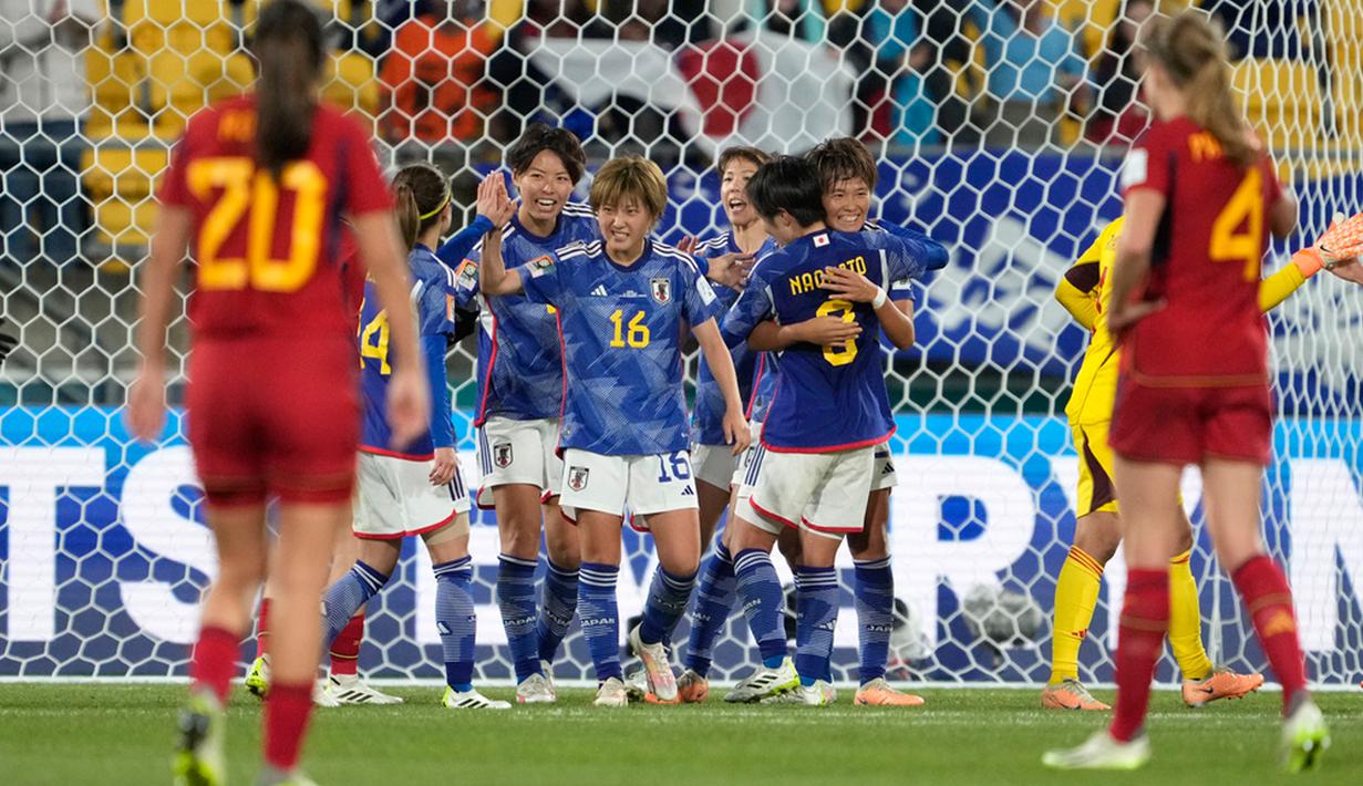 Para pemain Jepang melakukan selebrasi usai pertandingan sepak bola Grup C Piala Dunia Wanita 2023 antara Jepang dan Spanyol di Wellington, Selandia Baru, Senin (31/7/2023). Jepang mengalahkan Spanyol 4-0. (AP Photo/John Cowpland)