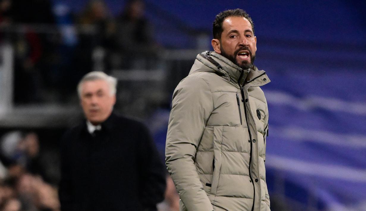 Reaksi pelatih Elche, Pablo Machin saat menghadapi Real Madrid pada laga Liga Spanyol 2022/2023 di Santiago Bernabeu Stadium, Madrid (15/2/2023). Pablo Machin yang menjabat pelatih Elche sejak 17 November 2022 dipecat pada 20 Maret 2023 setelah gagal mendongkrak posisi timnya keluar dari posisi buncit klasemen Liga Spanyol. (AFP/Javier Soriano)