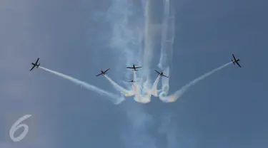 Aksi aerobatik udara Jupiter Aerobatic Team (JAT) dalam perayaan HUT TNI AU ke-71 di Bandara Halim Perdanakusuma, Jakarta, Minggu (9/4). Dalam atraksi ini sebanyak 1.600 personel TNI AU dan 132 pesawat dilibatkan. (Liputan6.com/Faizal Fanani)