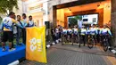 Direktur Bank BTN Iman Nugroho Soeko bersama jajaran Direksi Oni Febriarto, Andi Nirwoto, Dasuki Amsir dan Nixon Napitupulu melepas bendera start tanda dimulainya fun bike HUT BTN di halaman gedung BTN Pusat Jakarta, Sabtu (9/2). (Liputan6.com/HO/Hedi)