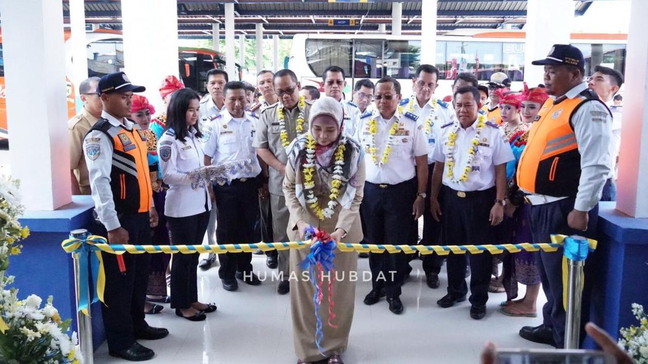 Direktur Jenderal Perhubungan Darat Kementerian Perhubungan Budi Setiyadi meresmikan Terminal Penumpang Tipe A Mandalika di kota Mataram, Nusa Tenggara Barat (NTB). (Istimewa)