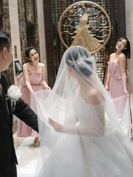 Sebagai bridesmaid, tentunya kekasih Rino Soedarjo ini menyandang tugas yang membantu kelancaran pernikahan temannya. Begini saat Gisella membantu sang pengantin berjalan dengan rok panjangnya. (Liputan6.com/IG/@gisel_la)